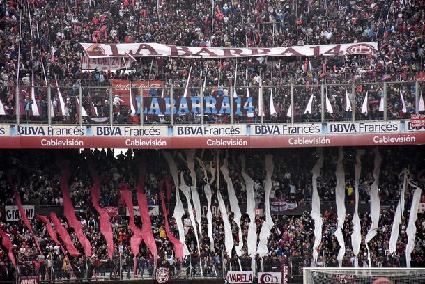 El sentido homenaje de la hinchada de Lanús al fallecido Diego Barisone