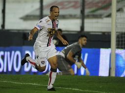 Mauro Matos celebra el primer gol de Chacarita ante Estudiantes