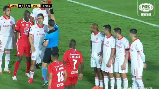 La infantil expulsión de Leandro Fernández que casi complica al Inter de Coudet