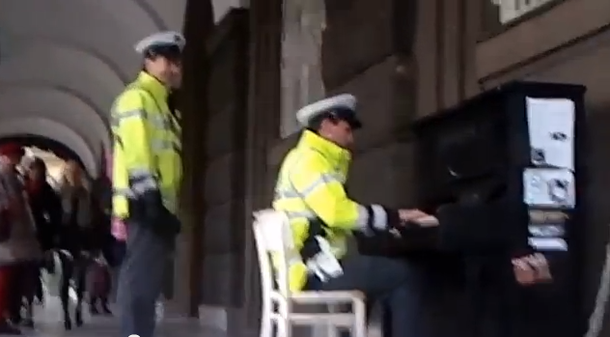 VIDEO: Un policía que toca el piano en Praga es furor en Internet