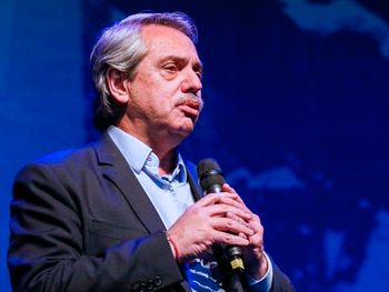 Preservativos e investigación: la propuesta de Alberto para luchar contra el SIDA