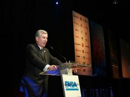 los empresarios le piden al gobierno un aumento salarial por decreto los empresarios le piden al gobierno un aumento salarial por decreto