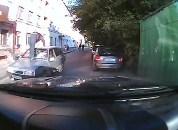 VIDEO: Pasa un auto con un hombre arriba pateando el parabrisas