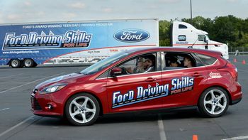 Ford enseña a manejar a jóvenes conductores Ford enseña a manejar a jóvenes conductores