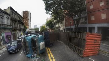 Un camión que volcó lleva 35 horas sin ser retirado en La Boca Un camión que volcó lleva 35 horas sin ser retirado en La Boca