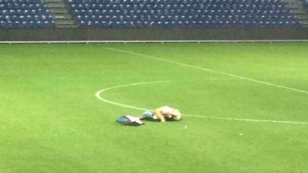 Encuentran a una pareja teniendo sexo en una cancha de fútbol