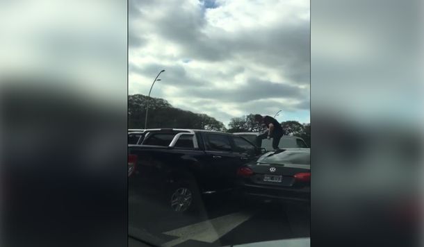Otro Relato Salvaje: un conductor se trepó y aplastó el capot de una camioneta en plena General Paz
