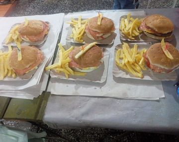 Sandwichería regala hamburguesas a los policías