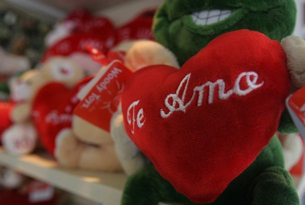 En su día, los enamorados gastan entre 100 y 300 pesos por regalo