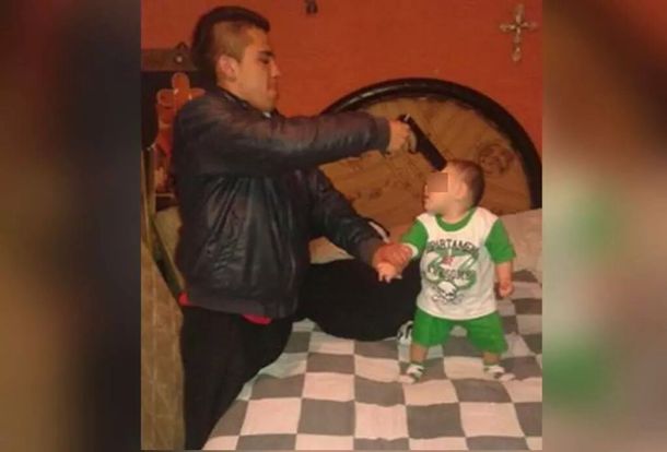 Le apuntó a un bebé con un arma, publicó la foto y Facebook lo censuró