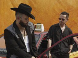 Con presencia del piloto Checo Pérez en el videoclip, Carin León presentó Por la familia