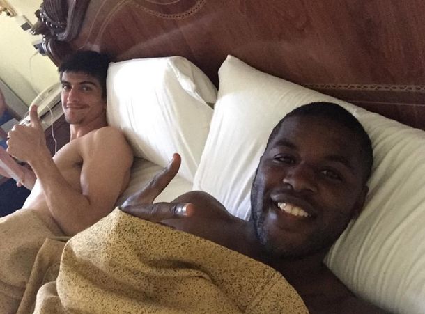 Acaramelados: dos jugadores comparten la cama en la concentración