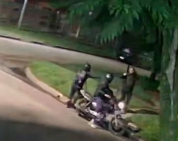 Ataque de motochorros en Almirante Brown: esperaba el colectivo
