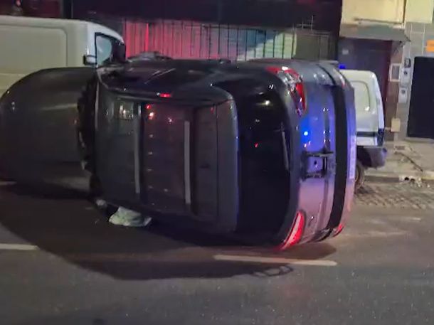 Una mujer chocó contra un auto estacionado y volcó: manejaba con 2,24 de alcohol en sangre
