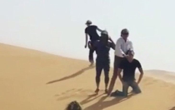 Rod Stewart simulando una ejecución del Estado Islámico