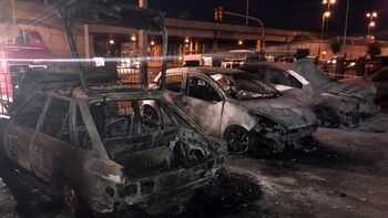 Se incendiaron cuatro autos en el hospital Posadas. Foto @marcelodellisola Se incendiaron cuatro autos en el hospital Posadas. Foto @marcelodellisola