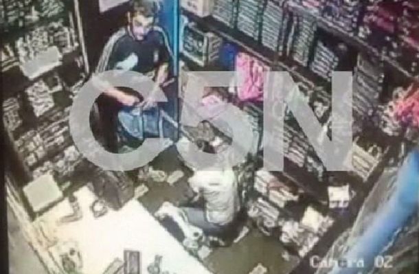 Mirá el violento asalto que sufrió una mujer en su local de Luján