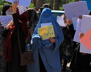 Decenas de afganas se manifestaron para pedir lugares en el gobierno talibán