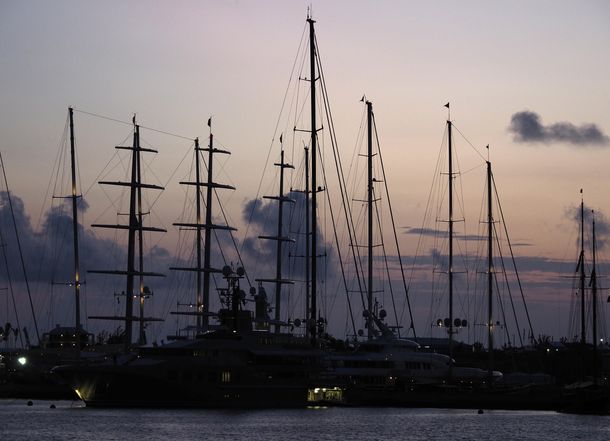 El atardecer en el astillero real en Sandys Parish