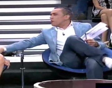 El conductor desvistió a su invitada en vivo.