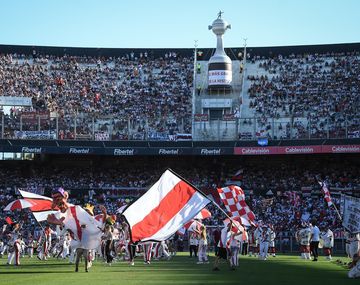 Unos 60 mil hinchas coparon el Monumental para la megafiesta por la Libertadores