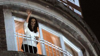 llego cristina a buenos aires, saludo a la militancia y esta en su casa de recoleta llego cristina a buenos aires, saludo a la militancia y esta en su casa de recoleta