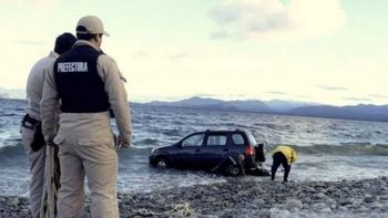 apasionados: se olvidaron de poner el freno y cayeron al nahuel huapi apasionados: se olvidaron de poner el freno y cayeron al nahuel huapi