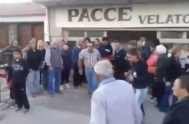 Un velorio muy incómodo: el ataúd no pudo entrar en el coche fúnebre