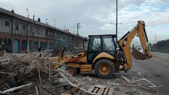 fuerte operativo en la salada: desalojan 10 mil puestos ilegales fuerte operativo en la salada: desalojan 10 mil puestos ilegales