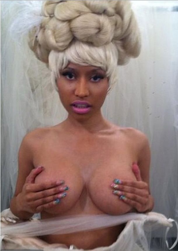 El vestido no contuvo a Nicki Minaj y tuvo que cubrirse con sus manos