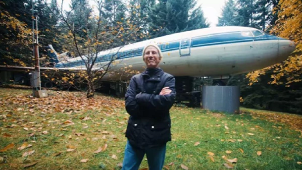 El hombre de 66 años que vive en un avión en el medio de un bosque
