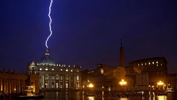 el intrigante rayo que cayo en el vaticano tras la renuncia el intrigante rayo que cayo en el vaticano tras la renuncia