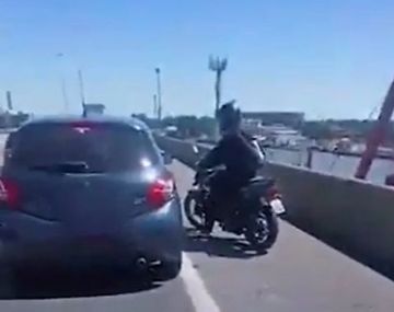 Un motociclista y el conductor de un auto se pelearon en la Buenos Aires-La Plata