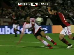 Captura del momento en el que la pelota que disparó Maxi Rodríguez, de Newells, impactó en Camilo Mayada