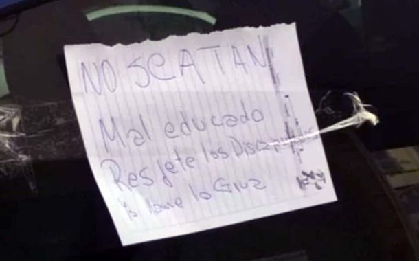 Estacionó sobre una rampa para discapacitados y lo escracharon por maleducado