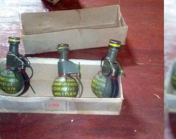 Encontró tres granadas en la puerta