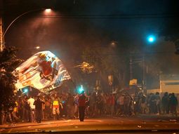 maracana: incidentes en cruce entre policias y manifestantes maracana: incidentes en cruce entre policias y manifestantes