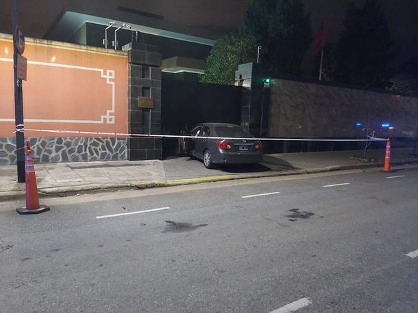 Internaron al joven que chocó contra la Embajada de China