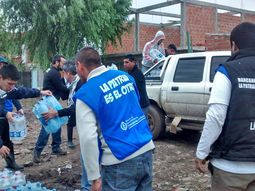 voluntarios de todo el pais se movilizaron para ayudar a los inundados voluntarios de todo el pais se movilizaron para ayudar a los inundados