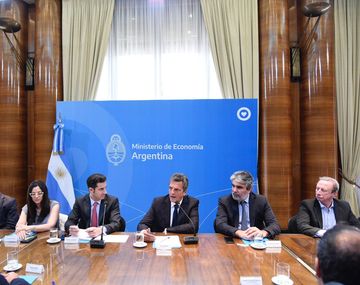 El Gobierno acordó precios con empresas productoras de insumos industriales