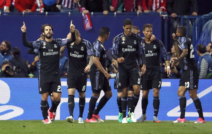 Isco festeja el gol del Real Madrid junto a sus compañeros