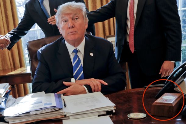 ¿Para qué sirve el botón rojo en el escritorio de Donald Trump?