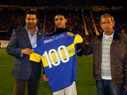 Mecheti junto al presidente xeneize, Daniel Angelici, y el socio 100.000 de Boca. Mecheti junto al presidente xeneize, Daniel Angelici, y el socio 100.000 de Boca.