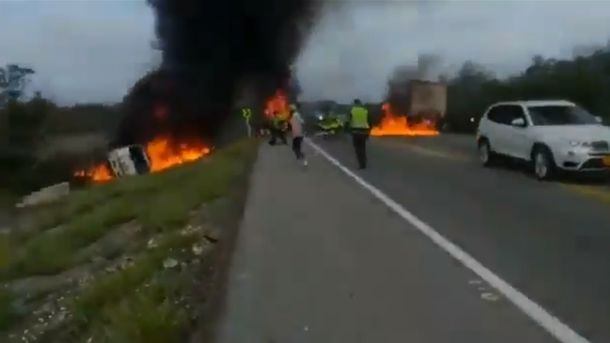 Tragedia en Colombia: explotó un camión que transportaba combustible y siete personas murieron calcinadas