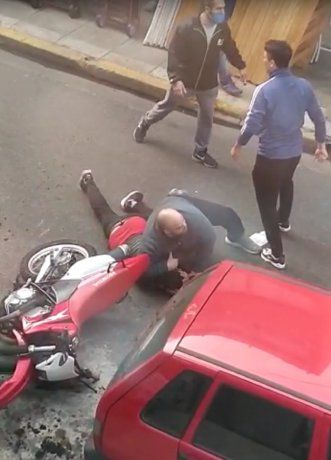 Ramos Mejía: vecinos atraparon a dos motochorros que habían robado un celular