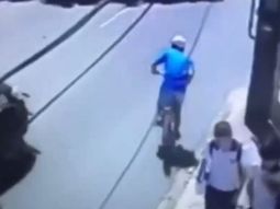 el peor castigo: robo unos celulares, escapo en bicicleta y choco contra un patrullero el peor castigo: robo unos celulares, escapo en bicicleta y choco contra un patrullero