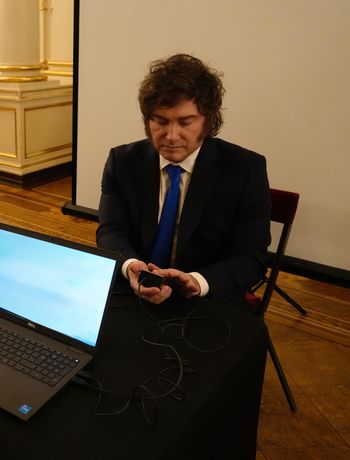 Javier Milei presentó el nuevo DNI Javier Milei presentó el nuevo DNI