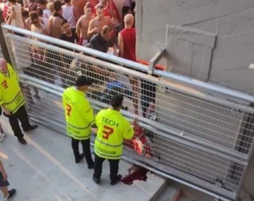 Un hincha de River cayó desde una tribuna y terminó internado