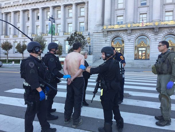 Se atrincheró hombre armado amenazando con disparar en la plaza principal de San Francisco
