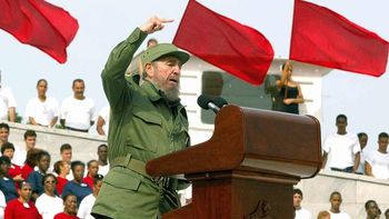Fidel Castro en 2003 dando un encendido discurso Fidel Castro en 2003 dando un encendido discurso